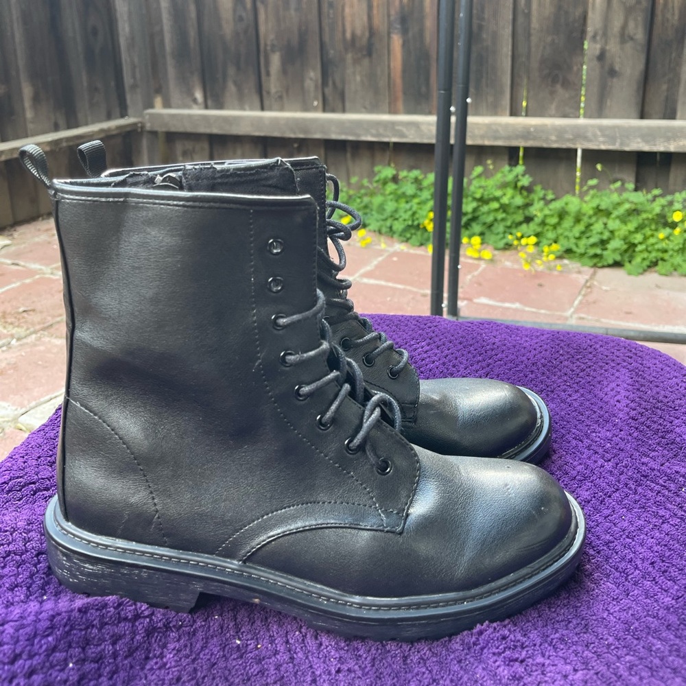 Mudd compact boots in color black . Unisex